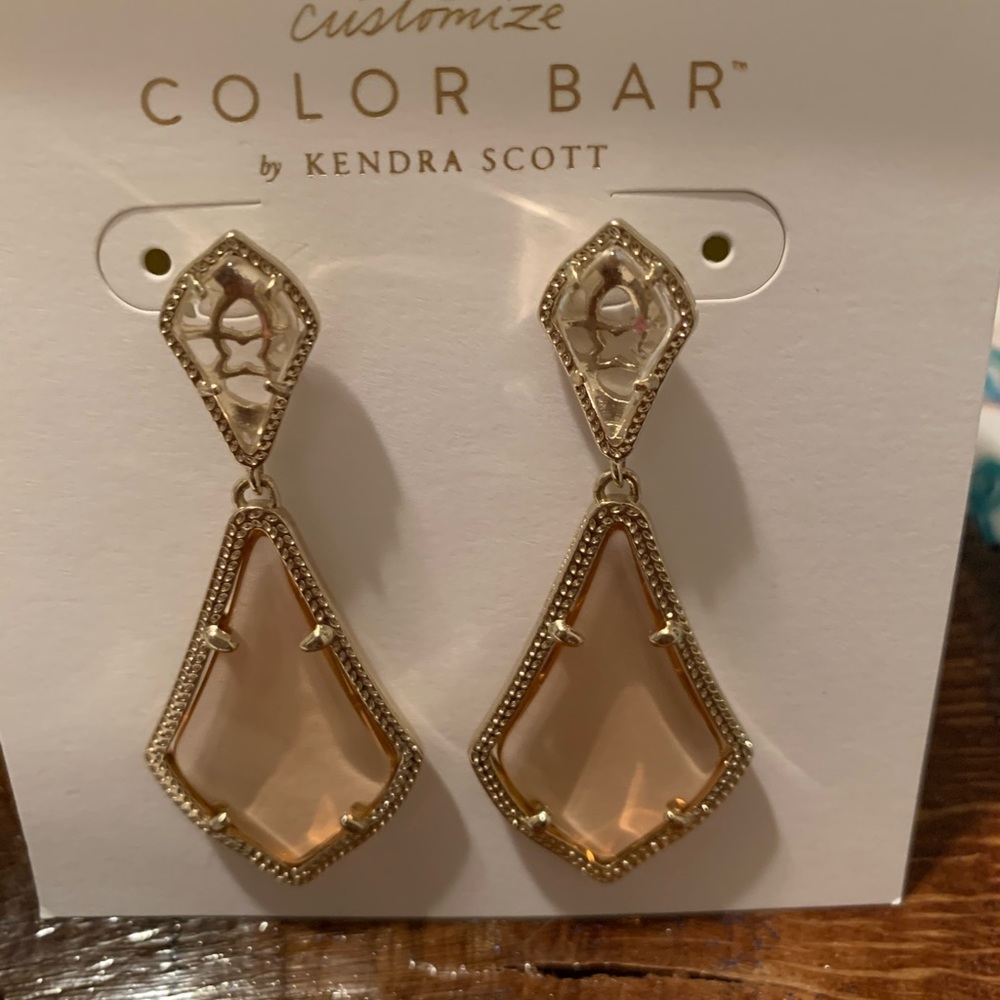 Kendra scott 
ALEXA EARRINGS GOLD EARRINGS
